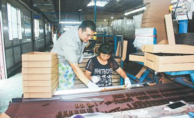 带头人指导工人制作玻璃瓶